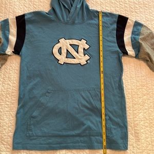 NCAA UNC TAR HEELS HOODED SHIRT. YOUTH LARGE. 100% cotton. Stitch fabric logo.